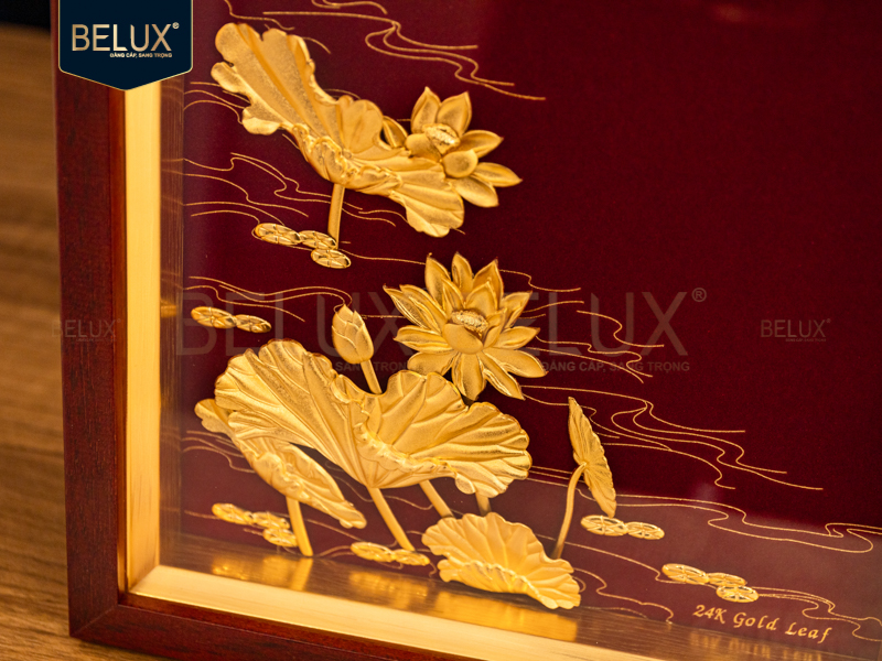 Tranh Hoa Sen Nền Đỏ Dát Vàng 24k KT 26x26cm